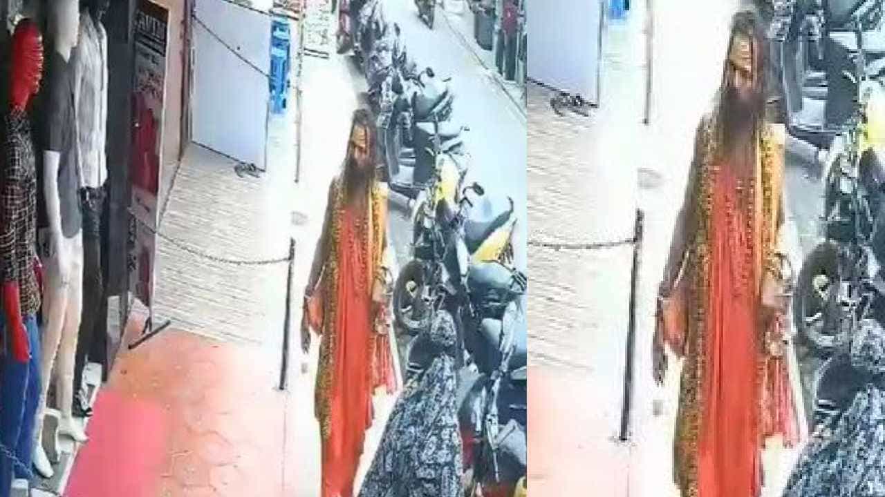 ತುಮಕೂರು: ನಾಗಾಸಾಧು ವೇಷದಲ್ಲಿ ಬಂದು ವ್ಯಕ್ತಿಯೊಬ್ಬರ ಕೈಯಲ್ಲಿನ ಉಂಗುರ ದೋಚಿ ಪರಾರಿ ತುಮಕೂರು: ನಾಗಾಸಾಧು ವೇಷದಲ್ಲಿ ಬಂದು ವ್ಯಕ್ತಿಯೊಬ್ಬರ ಕೈಯಲ್ಲಿನ ಉಂಗುರ ದೋಚಿ ಪರಾರಿ