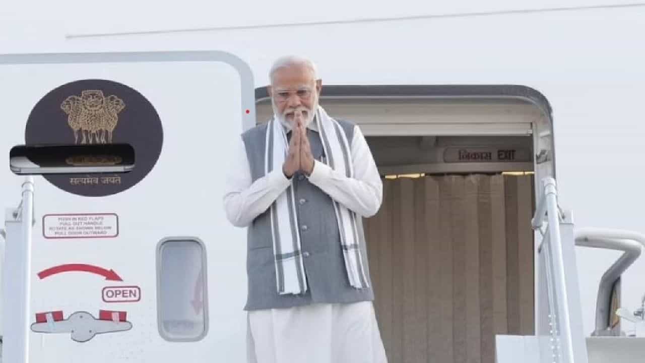 ಚಂದ್ರಯಾನ-3 ಯಶಸ್ಸಿ ಆಗುತ್ತಿದ್ದಂತೆ ಐತಿಹಾಸಿಕ ಸಾಧನೆಗೆ ಕಾರಣರಾದ ಇಸ್ರೋ ವಿಜ್ಞಾನಿಗಳನ್ನು ಅಭಿನಂದಿಸಲು ಪ್ರಧಾನಿ ನರೇಂದ್ರ ಮೋದಿ ಅವರು ಬೆಂಗಳೂರಿಗೆ ಆಗಮಿಸಿದ್ದಾರೆ. ಹೆಚ್ಎಎಲ್ ಏರ್ಪೋರ್ಟ್ಗೆ ಬಂದಿಳಿದರು.