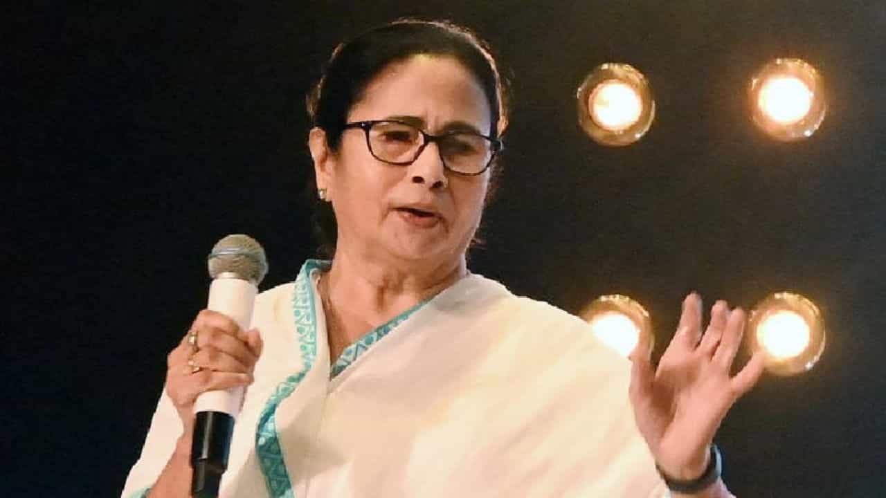 ಚಂದ್ರಯಾನ-3 ಯಶಸ್ವಿ ಲ್ಯಾಂಡಿಂಗ್​​ಗೆ ಅಭಿನಂದನೆ ಸಲ್ಲಿಸುವ ಭರದಲ್ಲಿ ಎಡವಟ್ಟು ಮಾಡಿಕೊಂಡ ಮಮತಾ ಬ್ಯಾನರ್ಜಿ