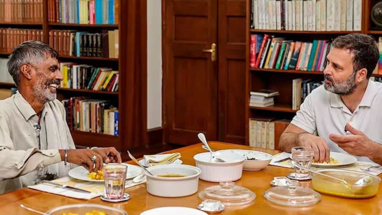 ಬೆಲೆ ಏರಿಕೆಗೆ ಕಣ್ಣೀರು ಹಾಕಿದ್ದ ವ್ಯಾಪಾರಿಗೆ ರಾಹುಲ್ ಗಾಂಧಿ ಆತಿಥ್ಯ ಬೆಲೆ ಏರಿಕೆಗೆ ಕಣ್ಣೀರು ಹಾಕಿದ್ದ ವ್ಯಾಪಾರಿಗೆ ರಾಹುಲ್ ಗಾಂಧಿ ಆತಿಥ್ಯ