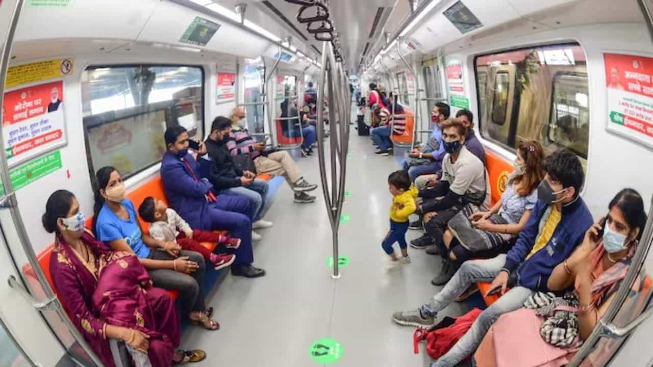 ದೆಹಲಿ ಮೆಟ್ರೋ ರೈಲಿನಲ್ಲಿ ಅಪ್ರಾಪ್ತ ಬಾಲಕಿಯ ಮೇಲೆ ಸ್ಖಲನ ಮಾಡಿದ ವ್ಯಕ್ತಿ ದೆಹಲಿ ಮೆಟ್ರೋ ರೈಲಿನಲ್ಲಿ ಅಪ್ರಾಪ್ತ ಬಾಲಕಿಯ ಮೇಲೆ ಸ್ಖಲನ ಮಾಡಿದ ವ್ಯಕ್ತಿ