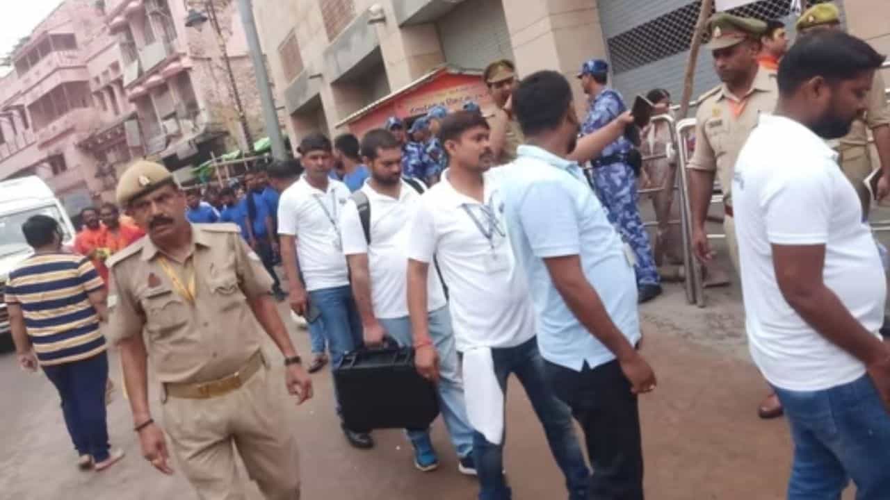 ಉತ್ತರ ಪ್ರದೇಶ: ಜ್ಞಾನವಾಪಿ ಮಸೀದಿ ಸಂಕೀರ್ಣದ ವೈಜ್ಞಾನಿಕ ಸಮೀಕ್ಷೆ ಆರಂಭ ಉತ್ತರ ಪ್ರದೇಶ: ಜ್ಞಾನವಾಪಿ ಮಸೀದಿ ಸಂಕೀರ್ಣದ ವೈಜ್ಞಾನಿಕ ಸಮೀಕ್ಷೆ ಆರಂಭ