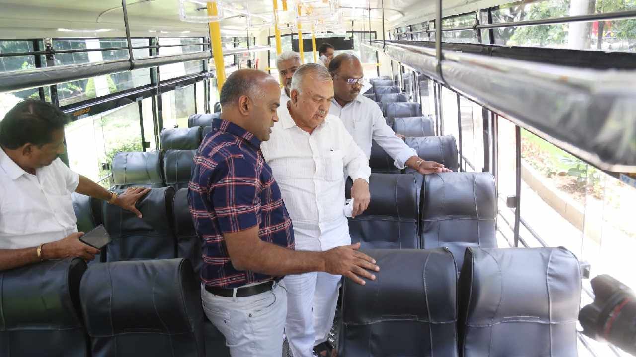 ಹೊಸ ವಿನ್ಯಾಸದ ಮೂಲಕ ಓಡಾಡಲಿವೆ ವಿನೂತನ ಮಾದರಿಯ KSRTC ಬಸ್​ಗಳನ್ನು ಸಾರಿಗೆ ಸಚಿವ ಪರಿಶೀಲನೆ ಮಾಡಿದರು.