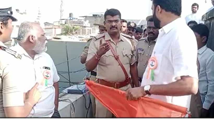 ಸ್ವಾತಂತ್ರ್ಯೋತ್ಸವ ದಿನದಂದು ಮರಾಠಿ ಭಾಷಿಕ ಪುಂಡರ ಕಿರಿಕ್, ತ್ರಿವರ್ಣ ಧ್ವಜದ ಪಕ್ಕದಲ್ಲೇ ಭಗವಾ ಧ್ವಜ ಹಾರಿಸಲು ಯತ್ನ