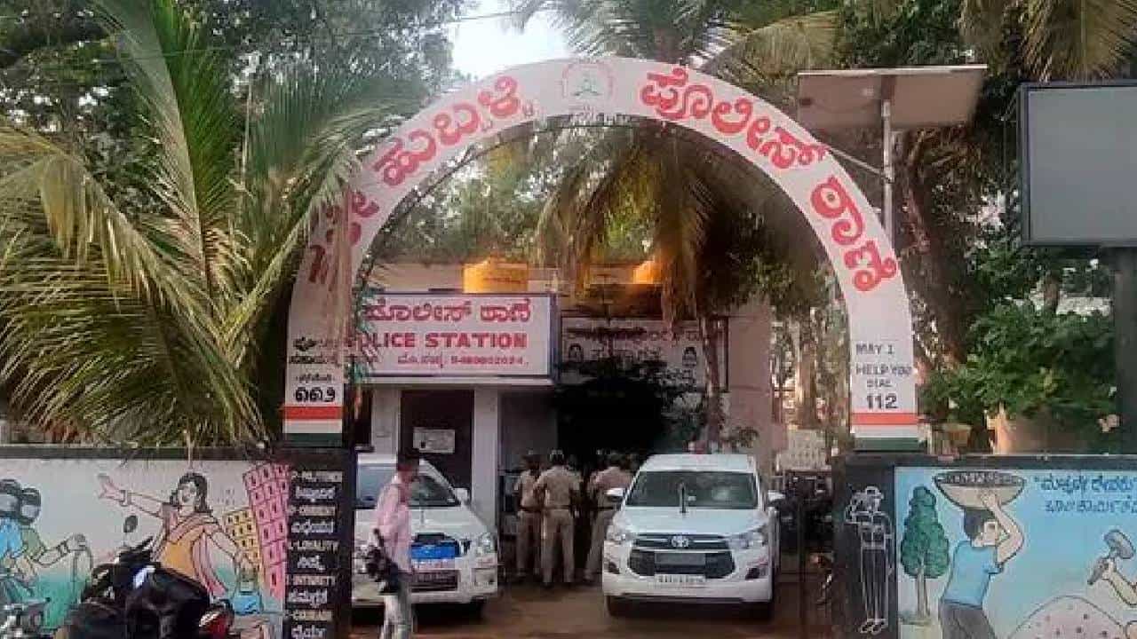 ಹುಬ್ಬಳ್ಳಿ: ಟವರ್ ಮೇಲೆ ಎರಡು ಧರ್ಮಗಳ ಧ್ವಜ ಕಟ್ಟಿದ ಪ್ರಕರಣ: ಇಬ್ಬರು ವಶಕ್ಕೆ ಹುಬ್ಬಳ್ಳಿ: ಟವರ್ ಮೇಲೆ ಎರಡು ಧರ್ಮಗಳ ಧ್ವಜ ಕಟ್ಟಿದ ಪ್ರಕರಣ: ಇಬ್ಬರು ವಶಕ್ಕೆ