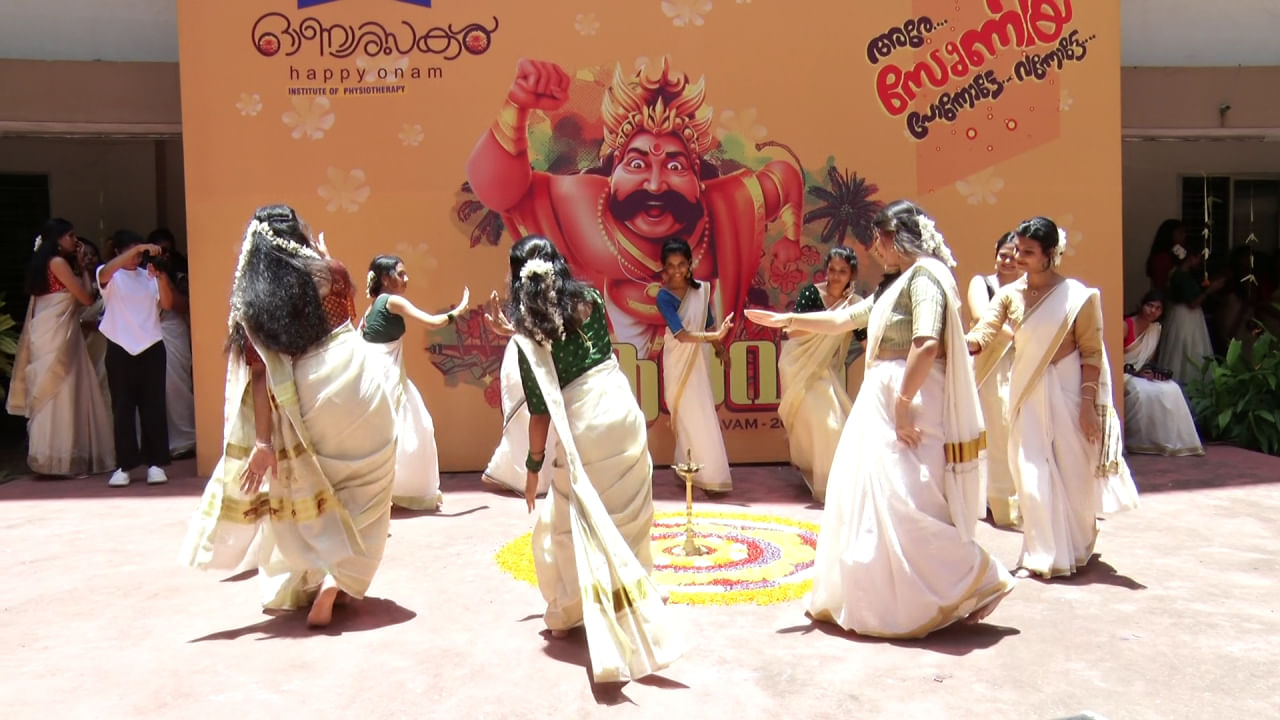 Onam 2023: ಕಾಲೇಜ್​ನಲ್ಲಿ ಮುಗಿಲು ಮುಟ್ಟಿದ ಓಣಂ ಸಂಭ್ರಮ- ಮಿರ ಮಿರ ಮಿಂಚಿದ ವಿದ್ಯಾರ್ಥಿನಿಯರು