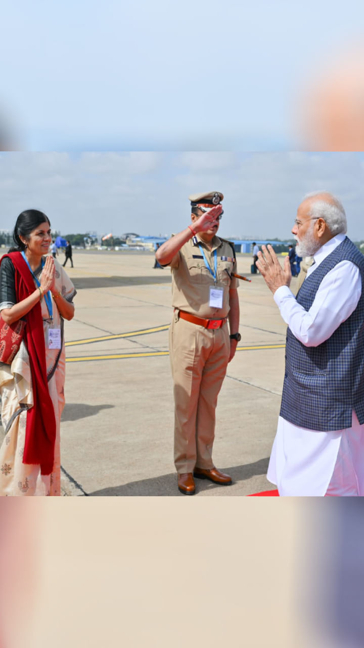 PM Modi in ISRO (1)