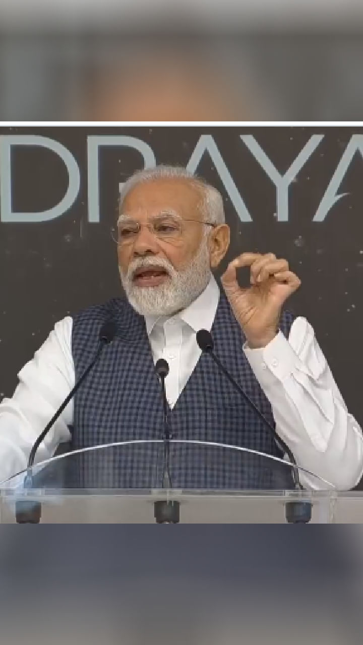 PM Modi in ISRO (4)