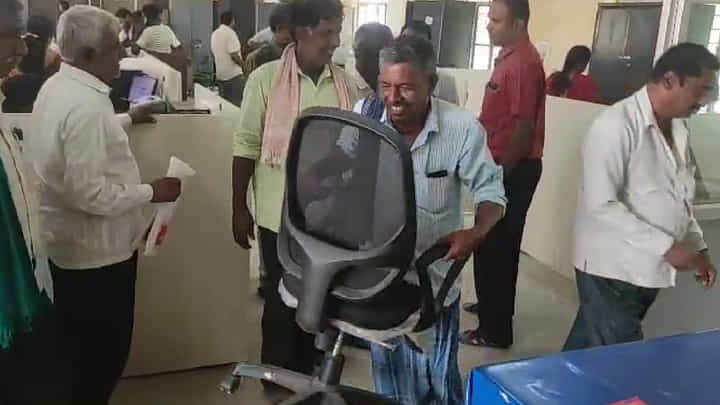 2 ವರ್ಷ ಕಳೆದರೂ ರೈತನಿಗೆ ಪರಿಹಾರ ನೀಡದ ಪಾಂಡವಪುರ ಉಪವಿಭಾಗಾಧಿಕಾರಿ ಕಚೇರಿ ಪೀಠೋಪಕರಣ ಜಪ್ತಿ 2 ವರ್ಷ ಕಳೆದರೂ ರೈತನಿಗೆ ಪರಿಹಾರ ನೀಡದ ಪಾಂಡವಪುರ ಉಪವಿಭಾಗಾಧಿಕಾರಿ ಕಚೇರಿ ಪೀಠೋಪಕರಣ ಜಪ್ತಿ