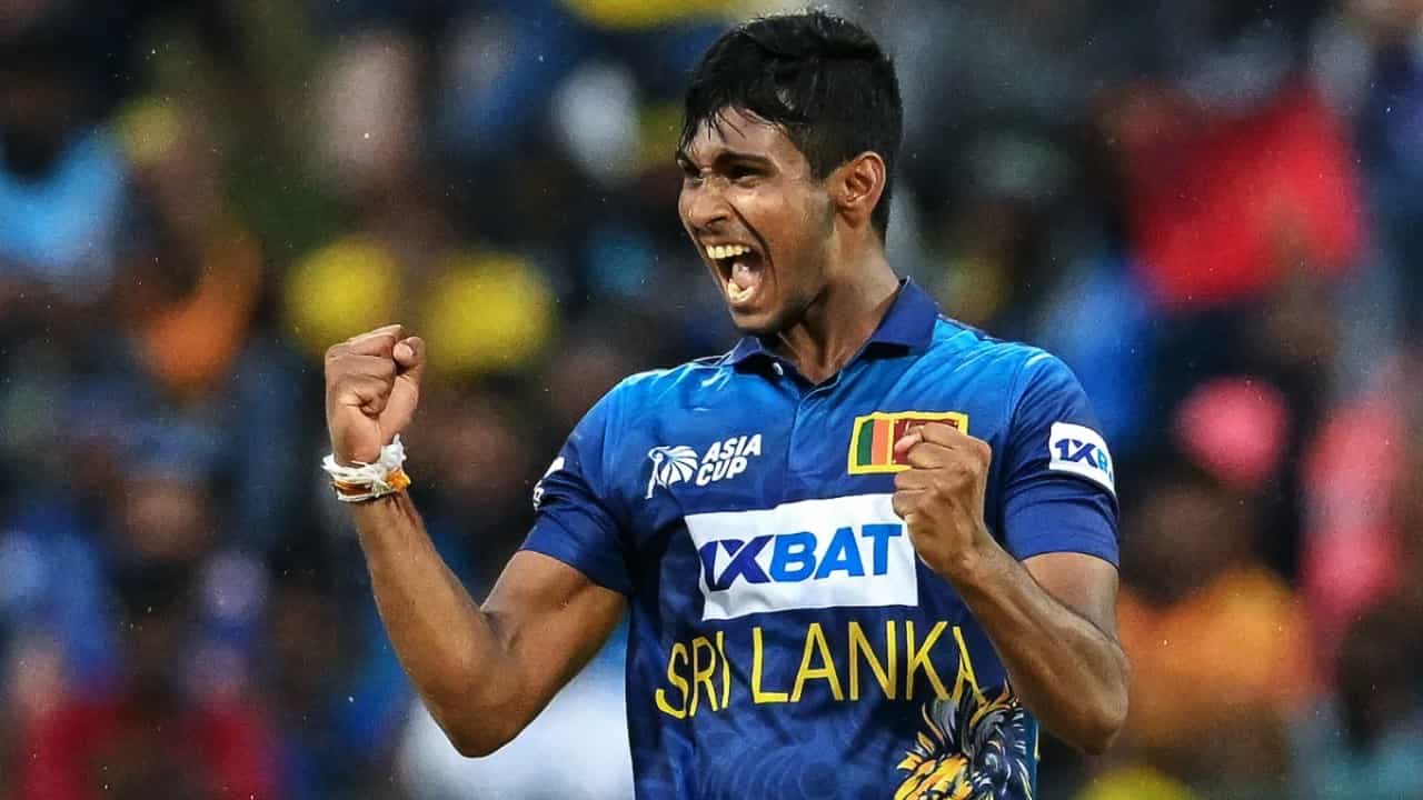 ಏಷ್ಯಾಕಪ್ನ 2ನೇ ಪಂದ್ಯದಲ್ಲಿ ಭರ್ಜರಿ ಬೌಲಿಂಗ್ ಪ್ರದರ್ಶನ ನೀಡುವ ಮೂಲಕ ಶ್ರೀಲಂಕಾ ತಂಡದ ಯುವ ವೇಗಿ ಮಥೀಶ ಪತಿರಾಣ ಹೊಸ ದಾಖಲೆ ನಿರ್ಮಿಸಿದ್ದಾರೆ. ಅದು ಕೂಡ ದಿಗ್ಗಜ ಬೌಲರ್ ಚಾಮಿಂಡ ವಾಸ್ ಅವರ 29 ವರ್ಷಗಳ ಹಳೆಯ ದಾಖಲೆಯನ್ನು ಮುರಿಯುವ ಮೂಲಕ ಎಂಬುದು ವಿಶೇಷ.