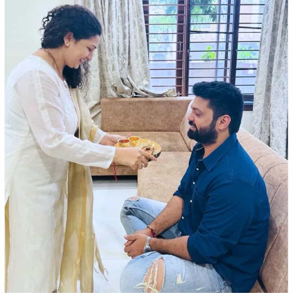 ಪ್ರಗತಿ ಶೆಟ್ಟಿ-ರಕ್ಷಿತ್ ಶೆಟ್ಟಿ ಮಧ್ಯೆ ಒಳ್ಳೆಯ ಬಾಂಧವ್ಯ ಇದೆ. ಇವರದ್ದು ಅಣ್ಣ-ತಂಗಿ ಸಬಂಧ. ರಿಷಬ್-ರಕ್ಷಿತ್ ಫ್ರೆಂಡ್ಸ್. ಹೀಗಾಗಿ, ರಕ್ಷಿತ್ನ ಅಣ್ಣ ಎಂದು ಪ್ರಗತಿ ಸ್ವೀಕರಿಸಿದ್ದಾರೆ. ಅಣ್ಣನ ಮೇಲೆ ಅವರಿಗೆ ವಿಶೇಷ ಪ್ರೀತಿ ಇದೆ.