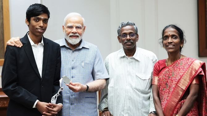 ಪ್ರಧಾನಿ ನರೇಂದ್ರ ಮೋದಿ ಅವರನ್ನು ಭೇಟಿಯಾದ ಪ್ರಜ್ಞಾನಂದ ಪ್ರಧಾನಿ ನರೇಂದ್ರ ಮೋದಿ ಅವರನ್ನು ಭೇಟಿಯಾದ ಪ್ರಜ್ಞಾನಂದ