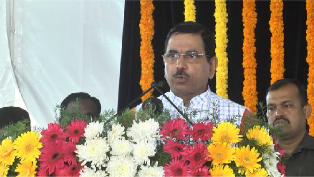 ಕರ್ನಾಟಕದ 13 ರೈಲು ನಿಲ್ದಾಣಗಳ ನವೀಕರಣಕ್ಕೆ ಮೋದಿ ಚಾಲನೆ: ಧಾರವಾಡದಲ್ಲಿ ಪ್ರಲ್ಹಾದ್ ಜೋಶಿ ಮಾತು ಕರ್ನಾಟಕದ 13 ರೈಲು ನಿಲ್ದಾಣಗಳ ನವೀಕರಣಕ್ಕೆ ಮೋದಿ ಚಾಲನೆ: ಧಾರವಾಡದಲ್ಲಿ ಪ್ರಲ್ಹಾದ್ ಜೋಶಿ ಮಾತು