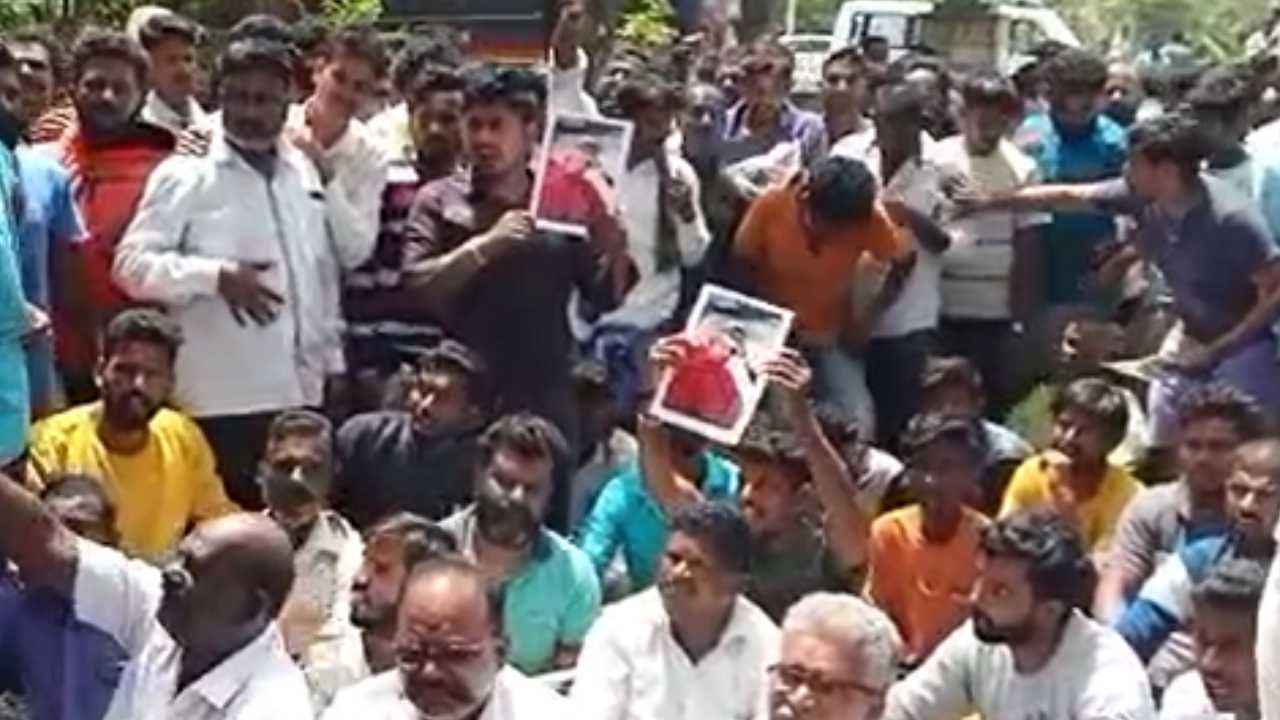 ಕಾಡುಪ್ರಾಣಿ ದಾಳಿಗೆ 3 ವರ್ಷದ ಮಗು ಸಾವು ಆರೋಪ: ವಲಯ ಅರಣ್ಯಾಧಿಕಾರಿ ಕಚೇರಿ ಎದುರು ಶವವಿಟ್ಟು ಪ್ರತಿಭಟನೆ ಕಾಡುಪ್ರಾಣಿ ದಾಳಿಗೆ 3 ವರ್ಷದ ಮಗು ಸಾವು ಆರೋಪ: ವಲಯ ಅರಣ್ಯಾಧಿಕಾರಿ ಕಚೇರಿ ಎದುರು ಶವವಿಟ್ಟು ಪ್ರತಿಭಟನೆ