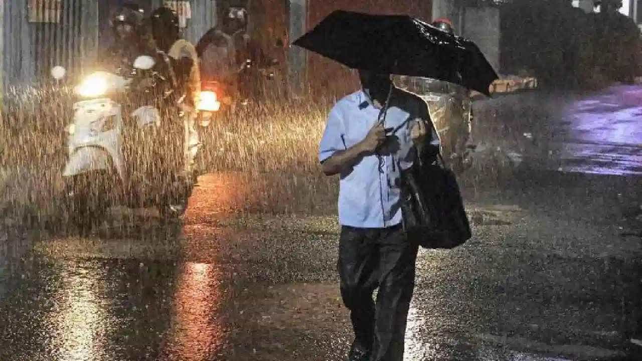Karnataka Weather: ಕರ್ನಾಟಕದಾದ್ಯಂತ ಮುಂಗಾರು ದುರ್ಬಲ, ಬಿಸಿಲು, ಕರಾವಳಿ ಜಿಲ್ಲೆಗಳಲ್ಲಿ ಮಳೆ ಸಾಧ್ಯತೆ Karnataka Weather: ಕರ್ನಾಟಕದಾದ್ಯಂತ ಮುಂಗಾರು ದುರ್ಬಲ, ಬಿಸಿಲು, ಕರಾವಳಿ ಜಿಲ್ಲೆಗಳಲ್ಲಿ ಮಳೆ ಸಾಧ್ಯತೆ