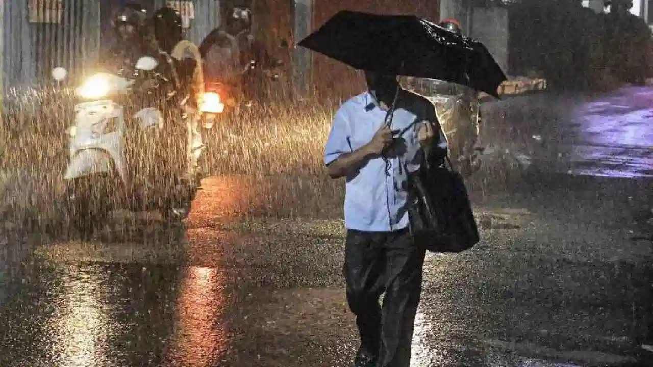 Karnataka Weather: ಕರ್ನಾಟಕದಾದ್ಯಂತ ಮುಂಗಾರು ದುರ್ಬಲ, ಬಿಸಿಲು, ಕರಾವಳಿ ಜಿಲ್ಲೆಗಳಲ್ಲಿ ಮಳೆ ಸಾಧ್ಯತೆ Karnataka Weather: ಕರ್ನಾಟಕದಾದ್ಯಂತ ಮುಂಗಾರು ದುರ್ಬಲ, ಬಿಸಿಲು, ಕರಾವಳಿ ಜಿಲ್ಲೆಗಳಲ್ಲಿ ಮಳೆ ಸಾಧ್ಯತೆ