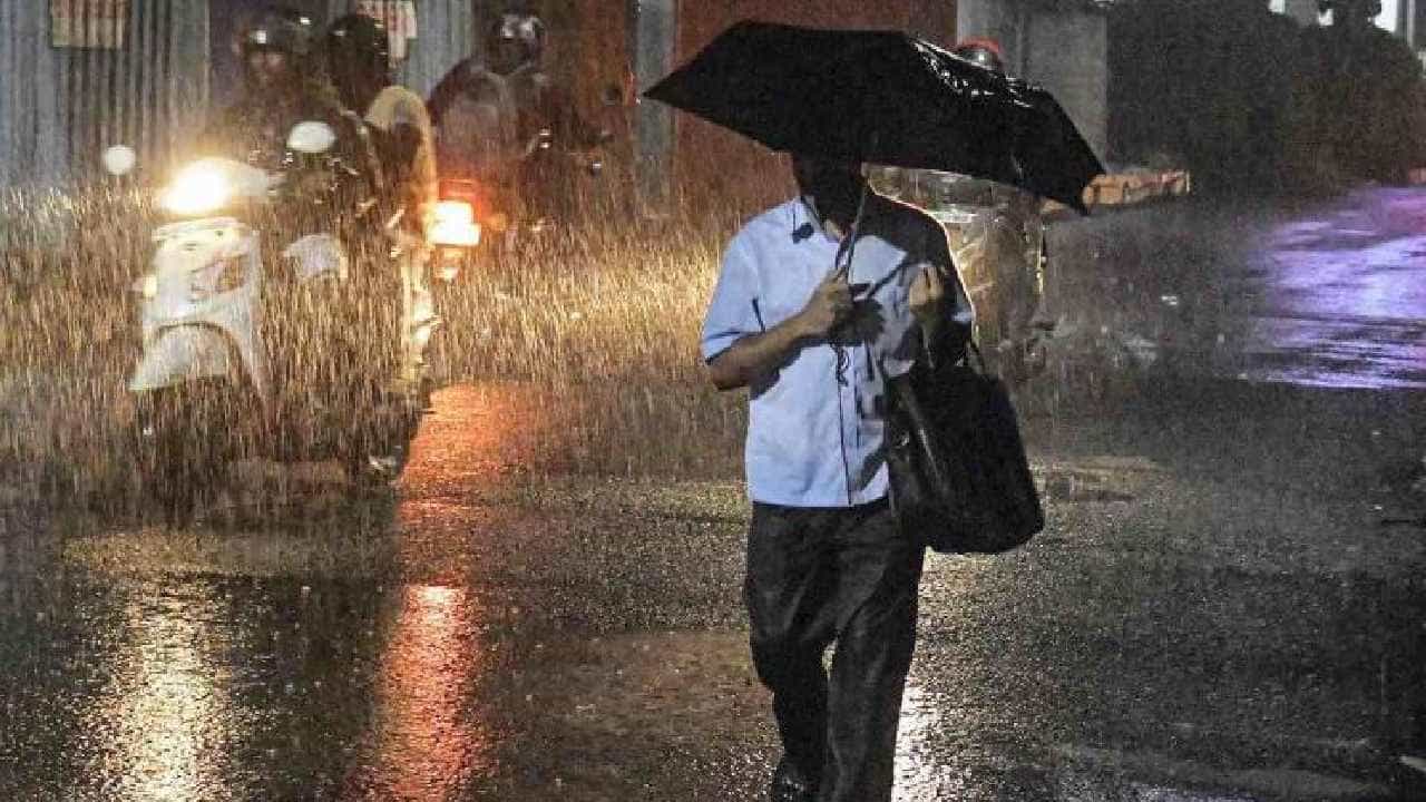 Karnataka Weather: ಸೆಪ್ಟೆಂಬರ್ 6ರವರೆಗೆ ಕರ್ನಾಟಕದ ಈ ಜಿಲ್ಲೆಗಳಲ್ಲಿ ಮಳೆಯ ಮುನ್ಸೂಚನೆ Karnataka Weather: ಸೆಪ್ಟೆಂಬರ್ 6ರವರೆಗೆ ಕರ್ನಾಟಕದ ಈ ಜಿಲ್ಲೆಗಳಲ್ಲಿ ಮಳೆಯ ಮುನ್ಸೂಚನೆ