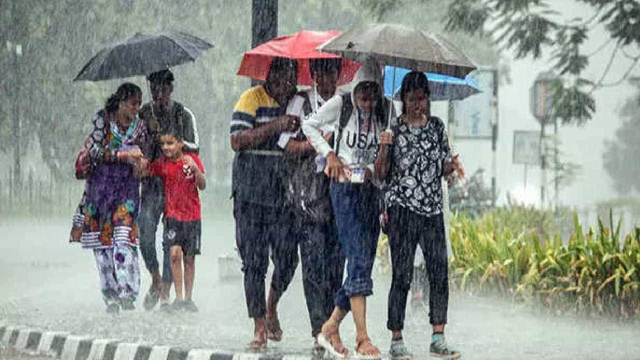 Karnataka Weather: ಕರ್ನಾಟಕದ ಉತ್ತರ ಒಳನಾಡಿನ ಬಹುತೇಕ ಕಡೆಗಳಲ್ಲಿ ಮುಂದಿನ 5 ದಿನ ಭಾರಿ ಮಳೆ ಸಾಧ್ಯತೆ Karnataka Weather: ಕರ್ನಾಟಕದ ಉತ್ತರ ಒಳನಾಡಿನ ಬಹುತೇಕ ಕಡೆಗಳಲ್ಲಿ ಮುಂದಿನ 5 ದಿನ ಭಾರಿ ಮಳೆ ಸಾಧ್ಯತೆ