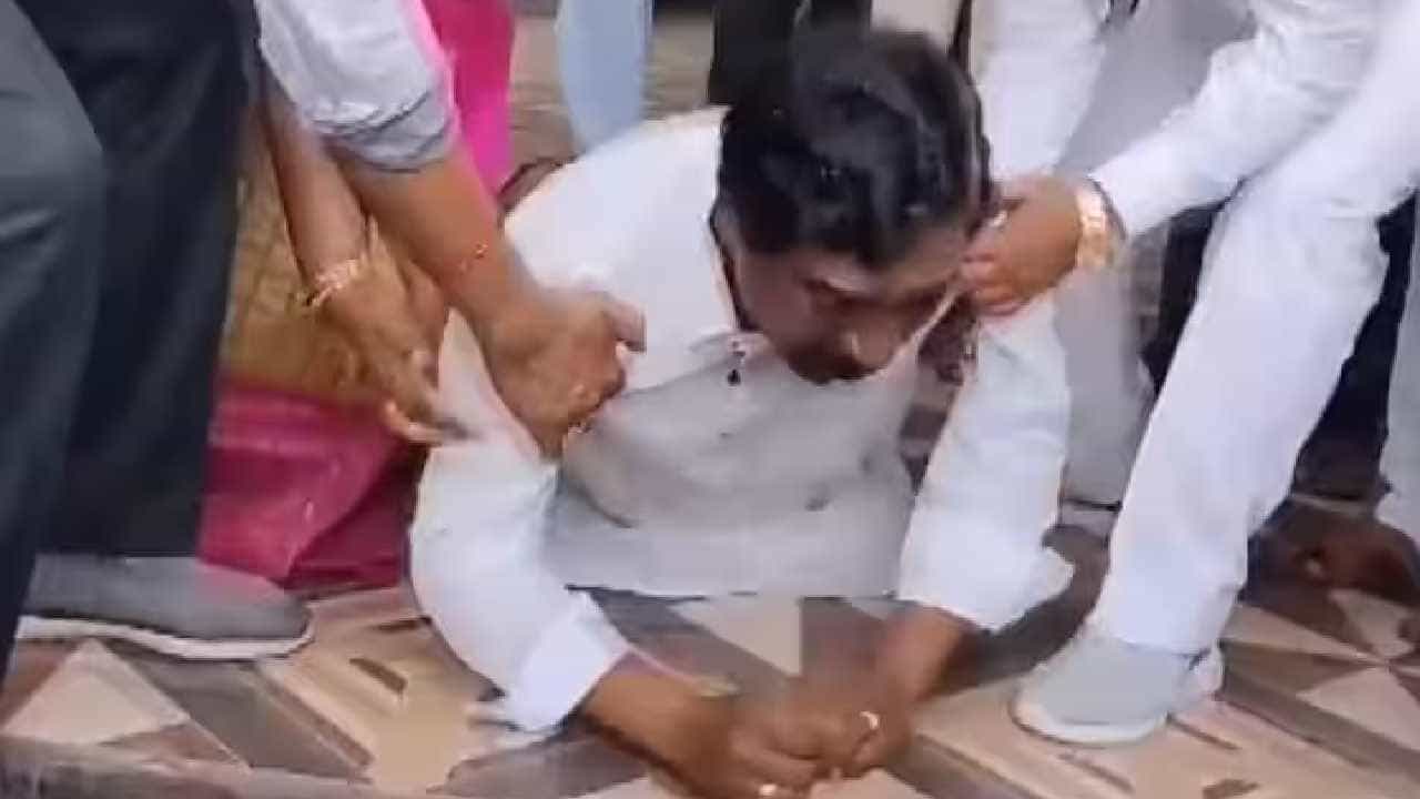 ತೆಲಂಗಾಣ ಚುನಾವಣೆ: ಬಿಆರ್ಎಸ್ ಟಿಕೆಟ್ ನೀಡಲಿಲ್ಲ ಎಂದು ನೆಲದ ಮೇಲೆ ಬಿದ್ದು ಬಿಕ್ಕಿ ಬಿಕ್ಕಿ ಅತ್ತ ಮಾಜಿ ಉಪ ಮುಖ್ಯಮಂತ್ರಿ ತೆಲಂಗಾಣ ಚುನಾವಣೆ: ಬಿಆರ್ಎಸ್ ಟಿಕೆಟ್ ನೀಡಲಿಲ್ಲ ಎಂದು ನೆಲದ ಮೇಲೆ ಬಿದ್ದು ಬಿಕ್ಕಿ ಬಿಕ್ಕಿ ಅತ್ತ ಮಾಜಿ ಉಪ ಮುಖ್ಯಮಂತ್ರಿ