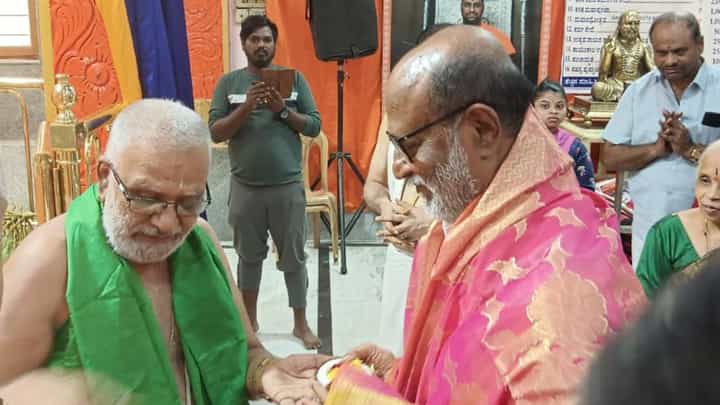ಬೆಂಗಳೂರಿನ ರಾಘವೇಂದ್ರ ಸ್ವಾಮಿ ದೇವಾಲಯಕ್ಕೆ ಭೇಟಿ ನೀಡಿ ಪೂಜೆ ಸಲ್ಲಿಸಿದ ರಜನಿಕಾಂತ್ ಬೆಂಗಳೂರಿನ ರಾಘವೇಂದ್ರ ಸ್ವಾಮಿ ದೇವಾಲಯಕ್ಕೆ ಭೇಟಿ ನೀಡಿ ಪೂಜೆ ಸಲ್ಲಿಸಿದ ರಜನಿಕಾಂತ್
