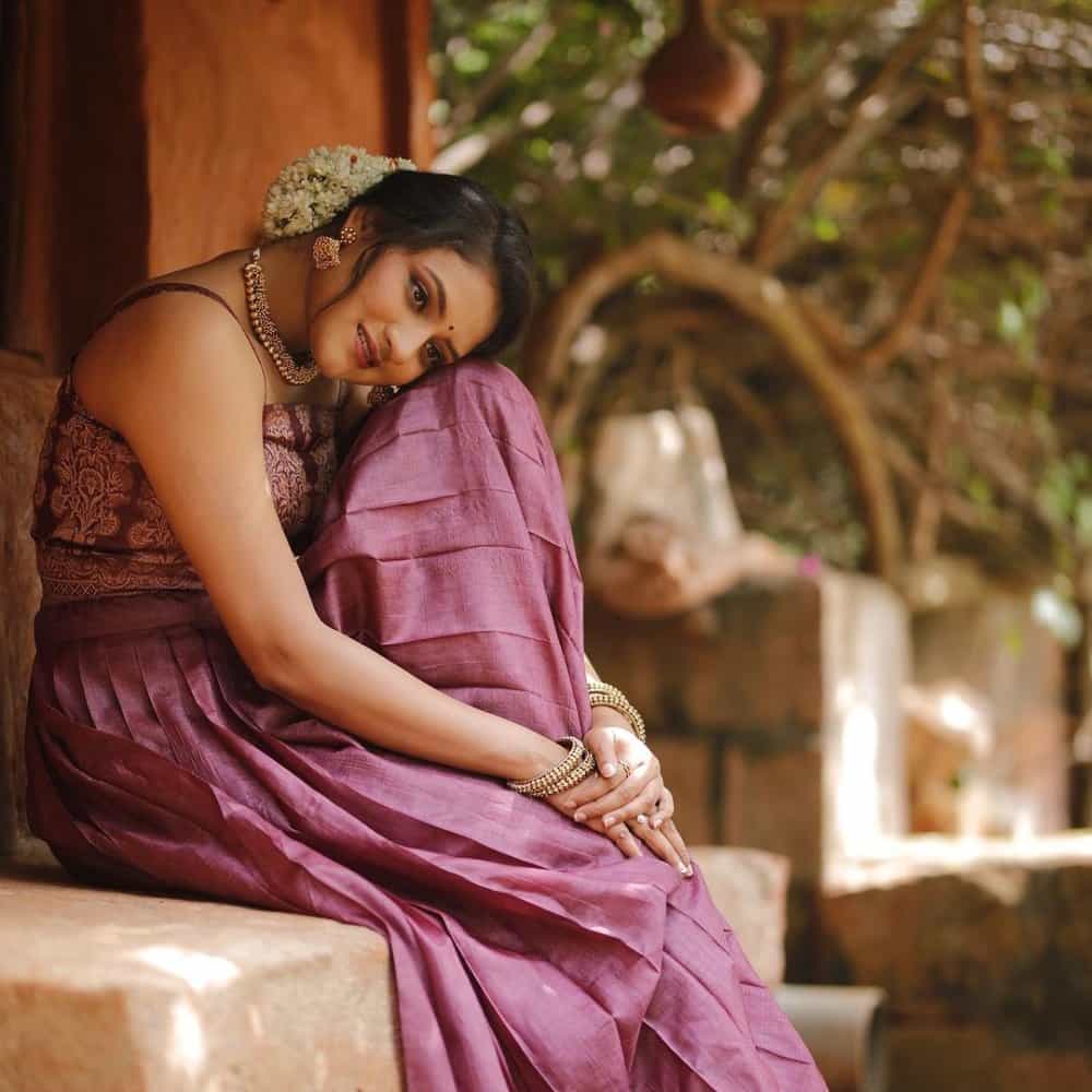 ನಟಿ ರಂಜನಿ ರಾಘವನ್ ಅವರು ಕಿರುತೆರೆ ಮೂಲಕ ಹೆಚ್ಚು ಫೇಮಸ್ ಆದವರು. ಈಗ ಅವರು ಸಿನಿಮಾ ಕೆಲಸಗಳಲ್ಲಿ ಬ್ಯುಸಿ ಇದ್ದಾರೆ. ಟ್ರೆಡಿಷನಲ್ ಲುಕ್ನಲ್ಲಿ ಅವರು ಆಗಾಗ ಗಮನ ಸೆಳೆಯುತ್ತಾರೆ. ಅವರ ಹೊಸ ಫೋಟೋಗಳು ಸಖತ್ ವೈರಲ್ ಆಗುತ್ತಿದೆ.