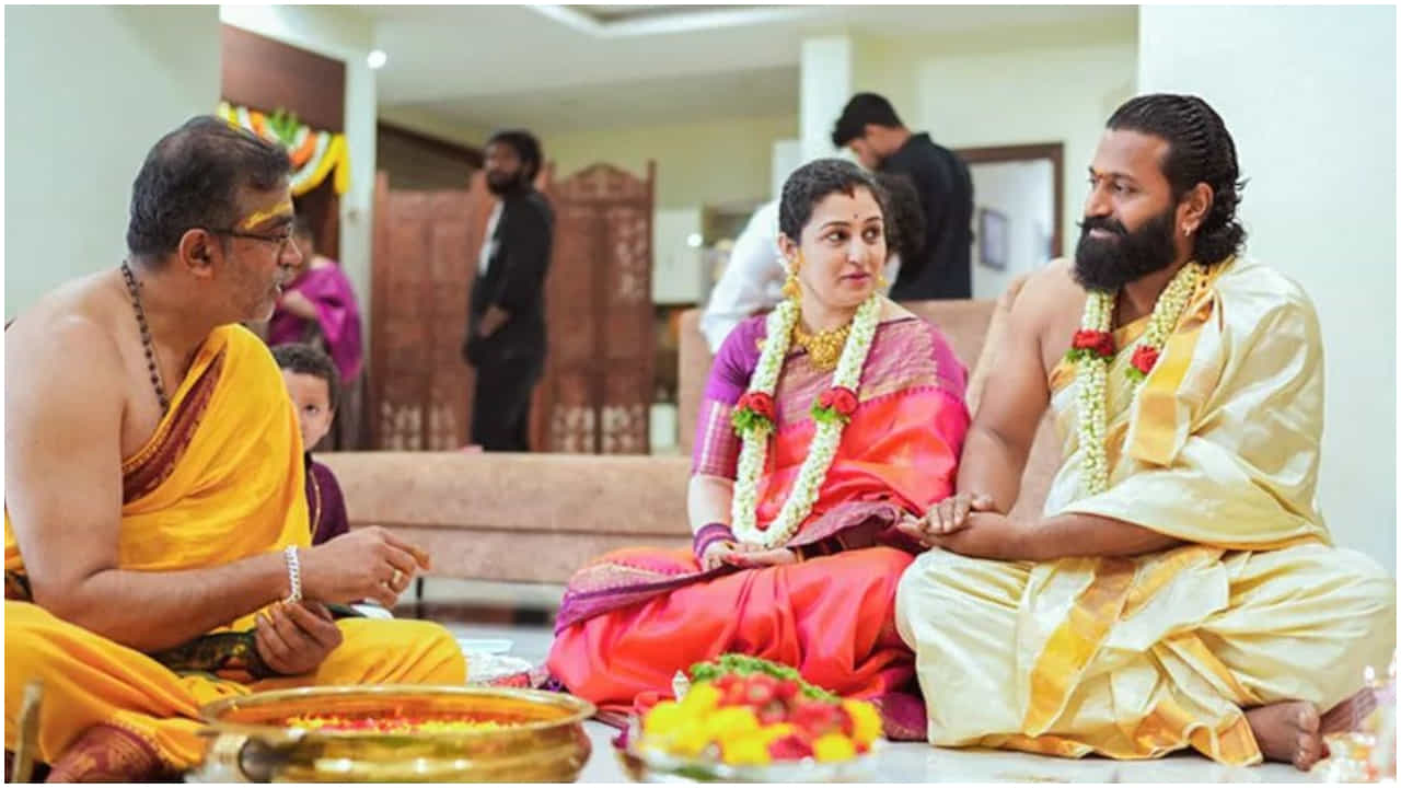 ಕಳೆದ ಶುಕ್ರವಾರ (ಆಗಸ್ಟ್ 25) ಎಲ್ಲೆಡೆ ಸಂಭ್ರಮದಿಂದ ವರಮಹಾಲಕ್ಷ್ಮಿ ಹಬ್ಬವನ್ನು ಆಚರಿಸಲಾಯಿತು. ಜನಸಾಮಾನ್ಯರು ಮಾತ್ರವಲ್ಲದೇ ಸೆಲೆಬ್ರಿಟಿಗಳು ಕೂಡ ಬಹಳ ಉತ್ಸಾಹದಲ್ಲಿ ಈ ಹಬ್ಬವನ್ನು ಆಚರಿಸಿದ್ದಾರೆ.