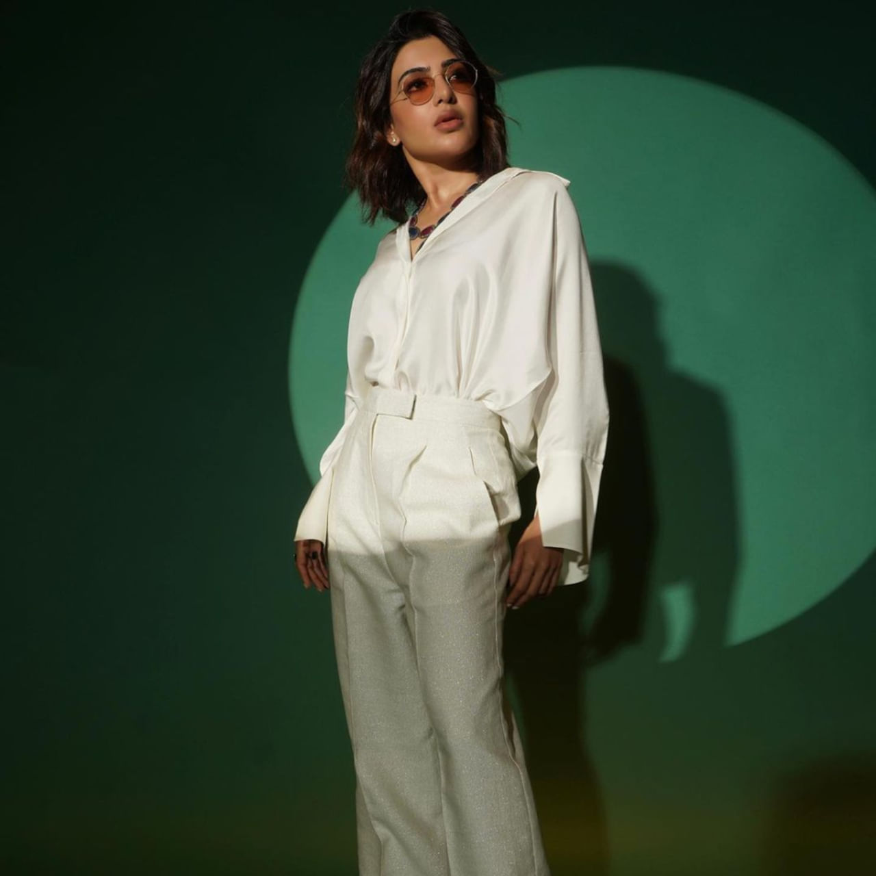 ನಟಿ ಸಮಂತಾ ಅವರು ಇತ್ತೀಚೆಗೆ ಸಖತ್ ಸುದ್ದಿಯಲ್ಲಿದ್ದಾರೆ. ಅವರ ವೈಯಕ್ತಿಕ ಹಾಗೂ ವೃತ್ತಿ ಬದುಕು ಚರ್ಚೆಯಲ್ಲಿದೆ. ಇದಕ್ಕೆ ಕಾರಣಗಳು ಹಲವು. ಈಗ ಸಮಂತಾ ಹೊಸ ಫೋಟೋಗಳನ್ನು ಹಂಚಿಕೊಂಡು ಗಮನ ಸೆಳೆದಿದ್ದಾರೆ.