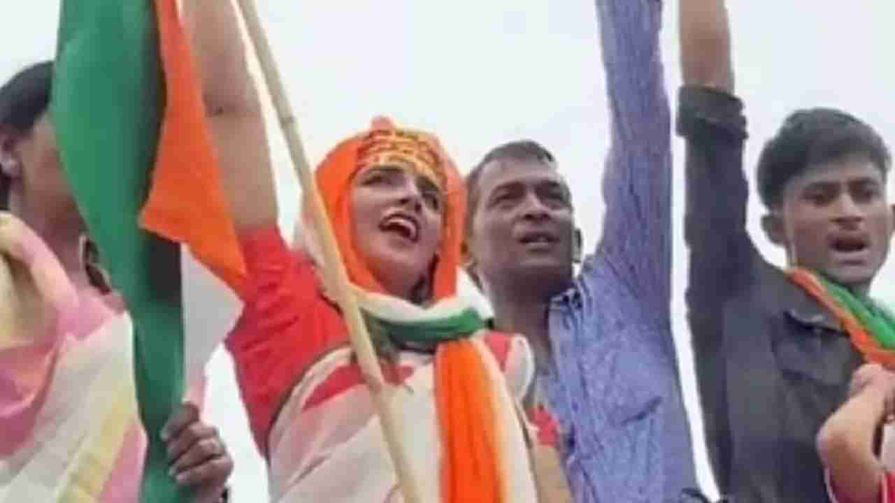 Seema Haider: ಮೊದಲ ಬಾರಿಗೆ ಭಾರತದ ತ್ರಿವರ್ಣ ಧ್ವಜ ಹಾರಿಸಿ, ಪಾಕಿಸ್ತಾನ ವಿರುದ್ಧ ಘೋಷಣೆ ಕೂಗಿದ ಸೀಮಾ ಹೈದರ್