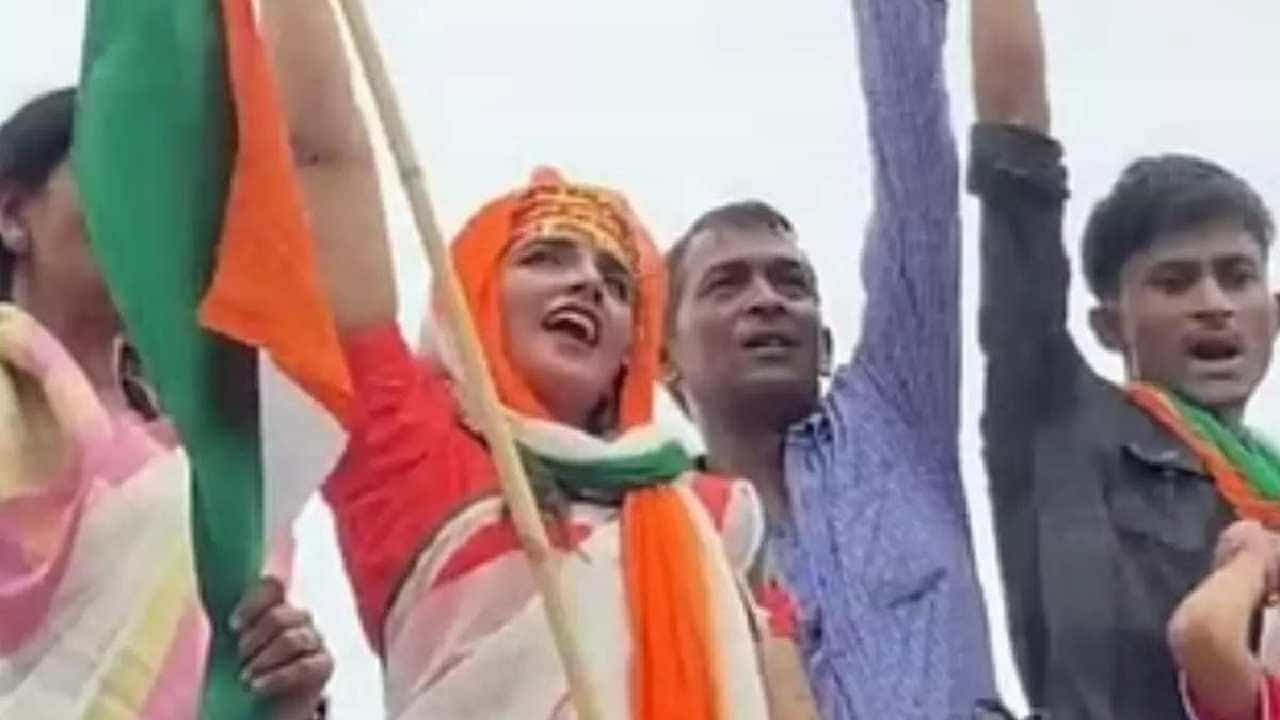 Seema Haider: ಮೊದಲ ಬಾರಿಗೆ ಭಾರತದ ತ್ರಿವರ್ಣ ಧ್ವಜ ಹಾರಿಸಿ, ಪಾಕಿಸ್ತಾನ ವಿರುದ್ಧ ಘೋಷಣೆ ಕೂಗಿದ ಸೀಮಾ ಹೈದರ್ Seema Haider: ಮೊದಲ ಬಾರಿಗೆ ಭಾರತದ ತ್ರಿವರ್ಣ ಧ್ವಜ ಹಾರಿಸಿ, ಪಾಕಿಸ್ತಾನ ವಿರುದ್ಧ ಘೋಷಣೆ ಕೂಗಿದ ಸೀಮಾ ಹೈದರ್