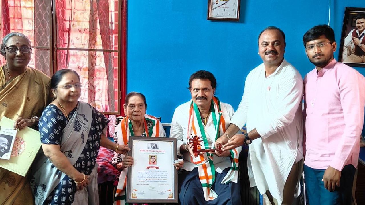 ಕರ್ನಾಟಕ ಗಾಂಧಿ ಸ್ಮಾರಕ ನಿಧಿಯಿಂದ ಹಿರಿಯ ನಟಿ ಡಾ.ಲೀಲಾವತಿ, ವಿನೋದ್ರಾಜ್ರಿಗೆ ಸನ್ಮಾನ ಕರ್ನಾಟಕ ಗಾಂಧಿ ಸ್ಮಾರಕ ನಿಧಿಯಿಂದ ಹಿರಿಯ ನಟಿ ಡಾ.ಲೀಲಾವತಿ, ವಿನೋದ್ರಾಜ್ರಿಗೆ ಸನ್ಮಾನ