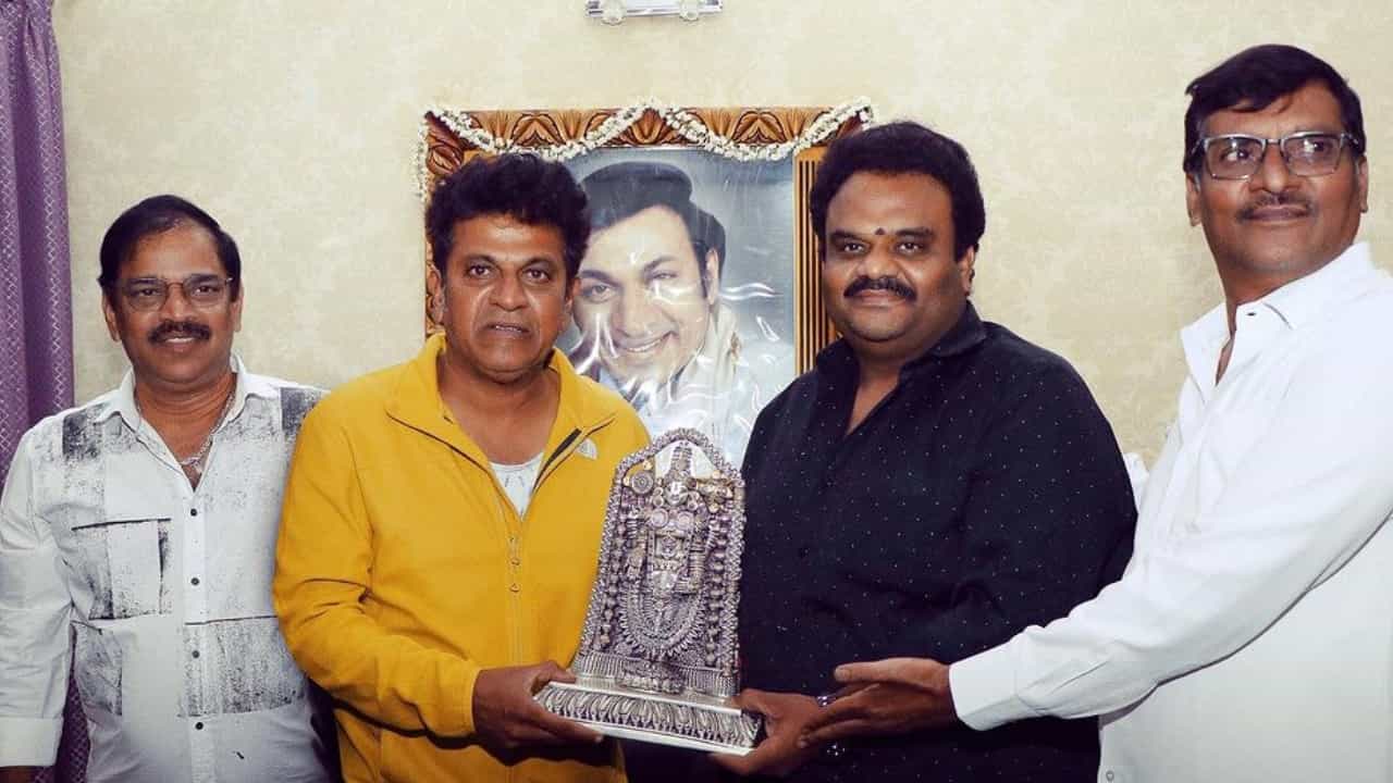 ಗೆದ್ದ 'ಜೈಲರ್': ಶಿವಣ್ಣನಿಗೆ ಉಡುಗೊರೆ ಕೊಟ್ಟು ಸಂಭ್ರಮಿಸಿದ ವಿತರಕರು ಗೆದ್ದ 'ಜೈಲರ್': ಶಿವಣ್ಣನಿಗೆ ಉಡುಗೊರೆ ಕೊಟ್ಟು ಸಂಭ್ರಮಿಸಿದ ವಿತರಕರು