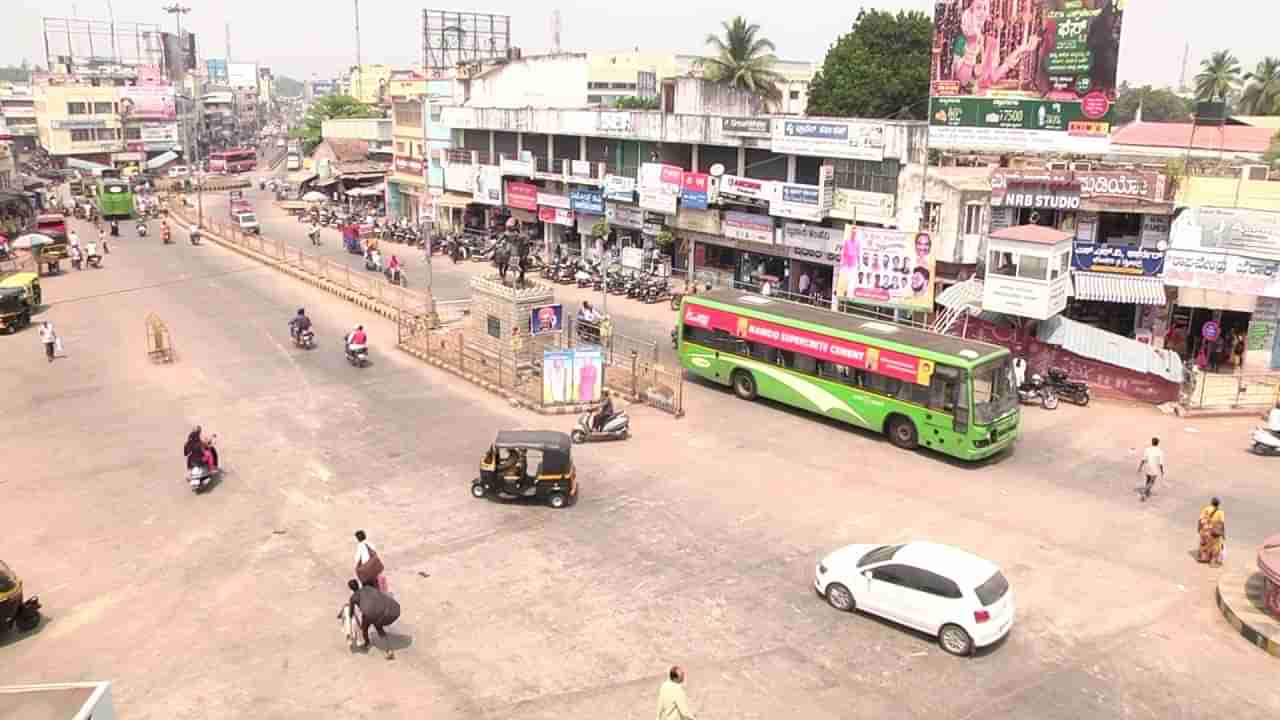 ಸರ್ಕಾರಿ ಕಚೇರಿಗೆ ನುಗ್ಗಿ ಮಹಿಳಾ ಅಧಿಕಾರಿ ಮೇಲೆ ಪತಿ ಹಲ್ಲೆ, ಮಹಿಳಾ ಠಾಣೆಯಲ್ಲಿ ದೂರು ದಾಖಲು