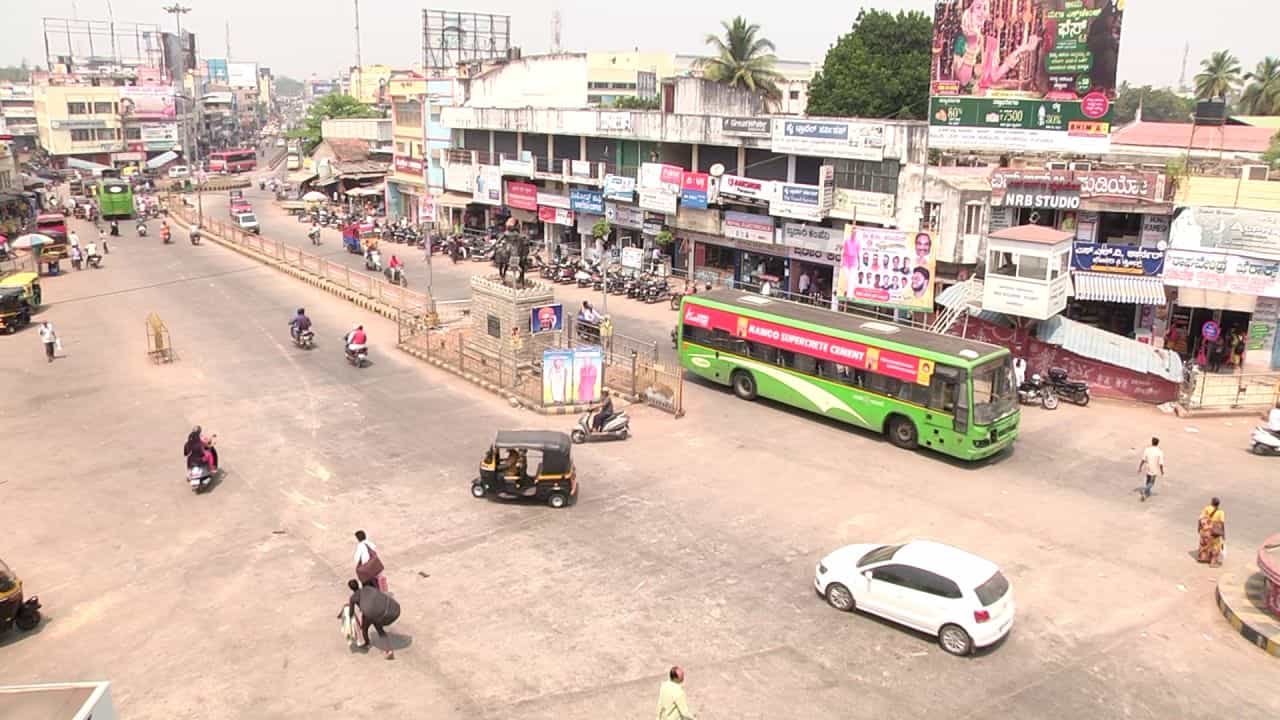 ಸರ್ಕಾರಿ ಕಚೇರಿಗೆ ನುಗ್ಗಿ ಮಹಿಳಾ ಅಧಿಕಾರಿ ಮೇಲೆ ಪತಿ ಹಲ್ಲೆ, ಮಹಿಳಾ ಠಾಣೆಯಲ್ಲಿ ದೂರು ದಾಖಲು ಸರ್ಕಾರಿ ಕಚೇರಿಗೆ ನುಗ್ಗಿ ಮಹಿಳಾ ಅಧಿಕಾರಿ ಮೇಲೆ ಪತಿ ಹಲ್ಲೆ, ಮಹಿಳಾ ಠಾಣೆಯಲ್ಲಿ ದೂರು ದಾಖಲು