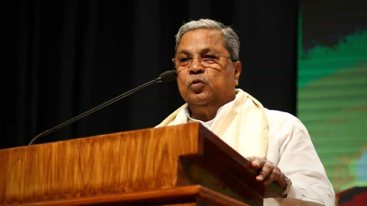 ಬಡವರು, ಸಾಮಾಜಿಕ ನ್ಯಾಯದ ಪರವಾಗಿ ಇದ್ದವರು ದೇವರಾಜ ಅರಸು: ಸಿಎಂ ಸಿದ್ದರಾಮಯ್ಯ ಬಡವರು, ಸಾಮಾಜಿಕ ನ್ಯಾಯದ ಪರವಾಗಿ ಇದ್ದವರು ದೇವರಾಜ ಅರಸು: ಸಿಎಂ ಸಿದ್ದರಾಮಯ್ಯ