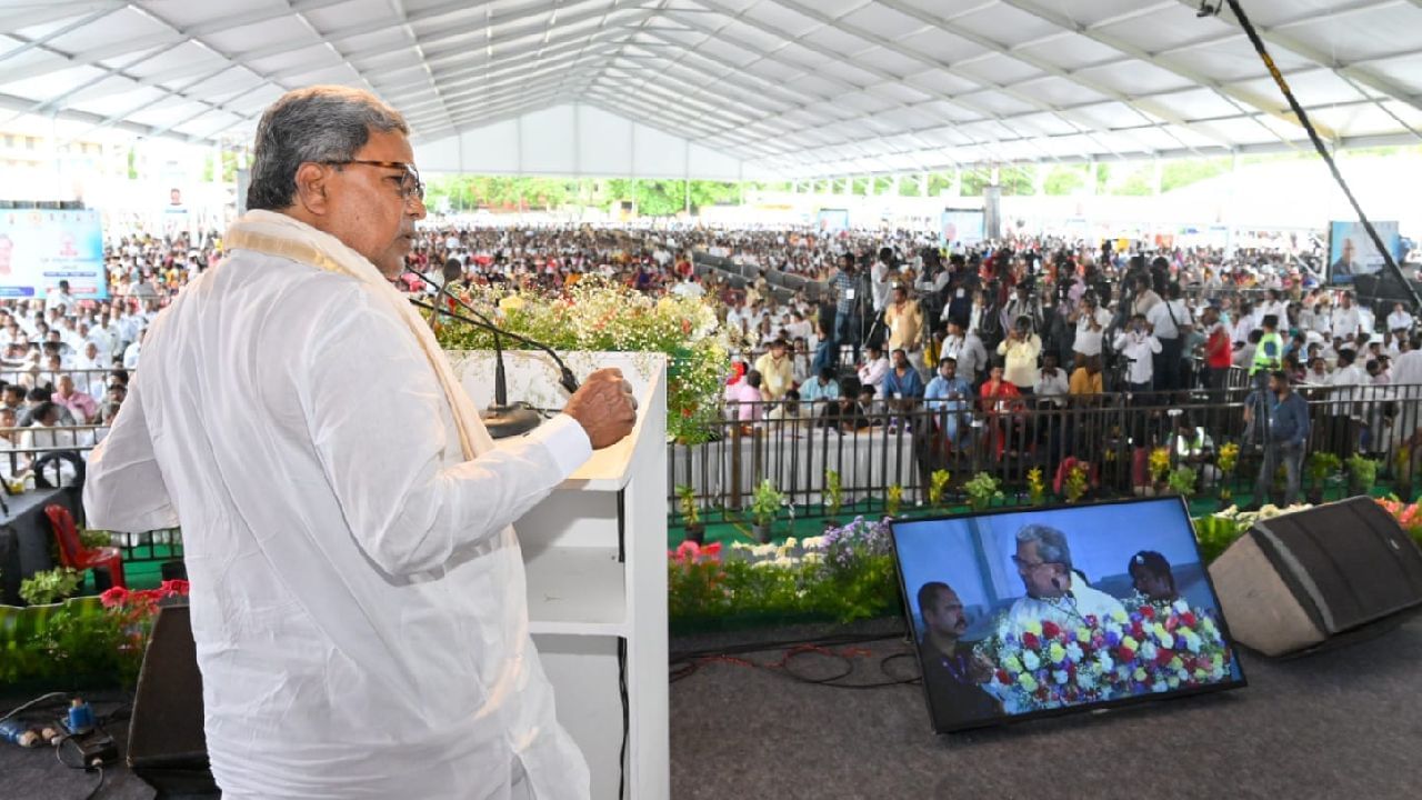 ತವರು ಜಿಲ್ಲೆಯಲ್ಲಿ ಸಿದ್ದರಾಮಯ್ಯ ಪ್ರವಾಸ; ವಿವಿಧ ಕಾರ್ಯಕ್ರಮಗಳಲ್ಲಿ ಭಾಗಿ, ಆಗಸ್ಟ್ 30ರಂದು ಗೃಹಲಕ್ಷ್ಮಿ ಯೋಜನೆಗೆ ಚಾಲನೆ ತವರು ಜಿಲ್ಲೆಯಲ್ಲಿ ಸಿದ್ದರಾಮಯ್ಯ ಪ್ರವಾಸ; ವಿವಿಧ ಕಾರ್ಯಕ್ರಮಗಳಲ್ಲಿ ಭಾಗಿ, ಆಗಸ್ಟ್ 30ರಂದು ಗೃಹಲಕ್ಷ್ಮಿ ಯೋಜನೆಗೆ ಚಾಲನೆ