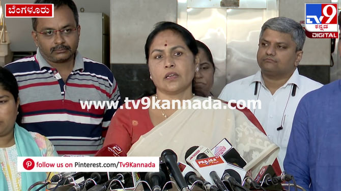 Shobha Karandlaje: ಗ್ಯಾರಂಟಿ ಯೋಜನೆಗಳಿಗಾಗಿ ಹಣ ಹೊಂದಿಸಲು ರಸ್ತೆ ಬದಿ ವ್ಯಾಪಾರಿಗಳಿಂದಲೂ ಸಿದ್ದರಾಮಯ್ಯ ಸರ್ಕಾರ ವಸೂಲಿ ಮಾಡ್ತಿದೆ Shobha Karandlaje: ಗ್ಯಾರಂಟಿ ಯೋಜನೆಗಳಿಗಾಗಿ ಹಣ ಹೊಂದಿಸಲು ರಸ್ತೆ ಬದಿ ವ್ಯಾಪಾರಿಗಳಿಂದಲೂ ಸಿದ್ದರಾಮಯ್ಯ ಸರ್ಕಾರ ವಸೂಲಿ ಮಾಡ್ತಿದೆ