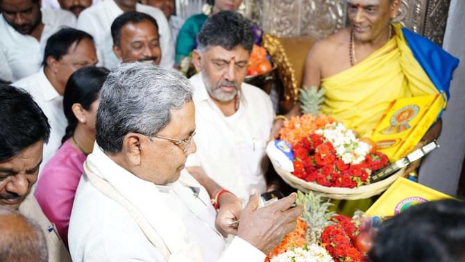 ನಾಡದೇವತೆ ಚಾಮುಂಡೇಶ್ವರಿಗೆ ಮೊದಲ ‘ಗೃಹಲಕ್ಷ್ಮೀ’ ಕಾಣಿಕೆ: ಇಲ್ಲಿವೆ ಫೋಟೋಸ್ ನಾಡದೇವತೆ ಚಾಮುಂಡೇಶ್ವರಿಗೆ ಮೊದಲ ‘ಗೃಹಲಕ್ಷ್ಮೀ’ ಕಾಣಿಕೆ: ಇಲ್ಲಿವೆ ಫೋಟೋಸ್