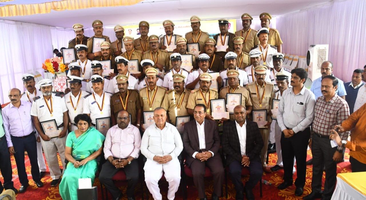 ಕೆಎಸ್ಆರ್ಟಿಸಿ 62ನೇ ಸಂಸ್ಥಾಪನಾ ದಿನಾಚರಣೆ; ಸಚಿವ ರಾಮಲಿಂಗಾರೆಡ್ಡಿಯಿಂದ ಅಪಘಾತ ರಹಿತ ಚಾಲಕರಿಗೆ ಬೆಳ್ಳಿ ಪದಕ ಪ್ರದಾನ ಕೆಎಸ್ಆರ್ಟಿಸಿ 62ನೇ ಸಂಸ್ಥಾಪನಾ ದಿನಾಚರಣೆ; ಸಚಿವ ರಾಮಲಿಂಗಾರೆಡ್ಡಿಯಿಂದ ಅಪಘಾತ ರಹಿತ ಚಾಲಕರಿಗೆ ಬೆಳ್ಳಿ ಪದಕ ಪ್ರದಾನ