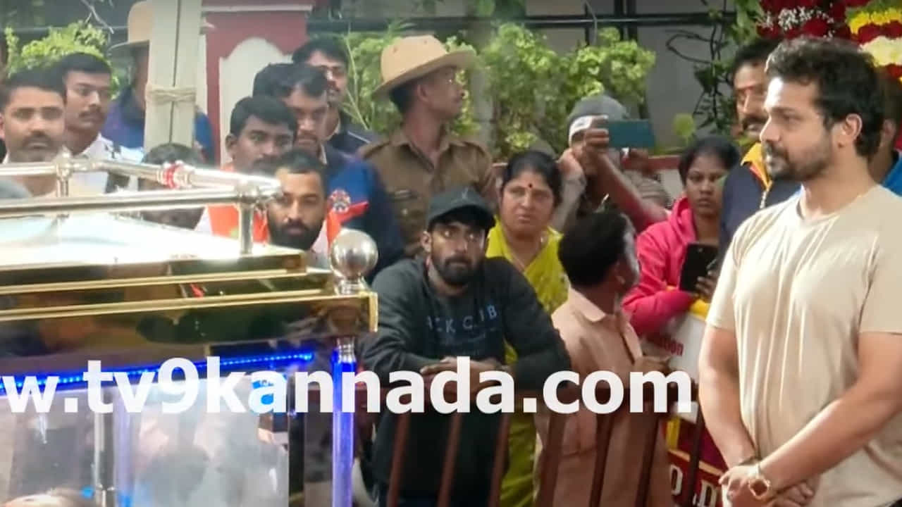 ಸ್ಪಂದನಾ ಅಂತಿಮ ದರ್ಶನಕ್ಕೆ ವ್ಯವಸ್ಥೆ; ಭಾವುಕರಾಗಿ ನಿಂತಿರುವ ವಿಜಯ್ ರಾಘವೇಂದ್ರ ಸ್ಪಂದನಾ ಅಂತಿಮ ದರ್ಶನಕ್ಕೆ ವ್ಯವಸ್ಥೆ; ಭಾವುಕರಾಗಿ ನಿಂತಿರುವ ವಿಜಯ್ ರಾಘವೇಂದ್ರ