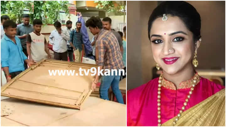 ಸ್ಪಂದನಾ ವಿಜಯ್ ರಾಘವೇಂದ್ರ ಅಂತಿಮ ದರ್ಶನಕ್ಕೆ ತವರು ಮನೆಯಲ್ಲಿ ಸಕಲ ಸಿದ್ಧತೆ; ಇಲ್ಲಿದೆ ವಿಡಿಯೋ ಸ್ಪಂದನಾ ವಿಜಯ್ ರಾಘವೇಂದ್ರ ಅಂತಿಮ ದರ್ಶನಕ್ಕೆ ತವರು ಮನೆಯಲ್ಲಿ ಸಕಲ ಸಿದ್ಧತೆ; ಇಲ್ಲಿದೆ ವಿಡಿಯೋ