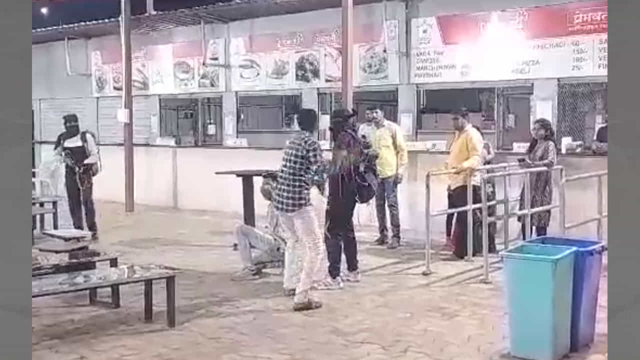 Viral Video: ಮಹಾರಾಷ್ಟ್ರ; 'ಬುದ್ಧಿ ಇದೆಯೇ ನಿನಗೆ?' ಭಯೋತ್ಪಾದಕನಿಗೆ ಕಪಾಳಮೋಕ್ಷ, ಮುಂದೆ? Viral Video: ಮಹಾರಾಷ್ಟ್ರ; 'ಬುದ್ಧಿ ಇದೆಯೇ ನಿನಗೆ?' ಭಯೋತ್ಪಾದಕನಿಗೆ ಕಪಾಳಮೋಕ್ಷ, ಮುಂದೆ?