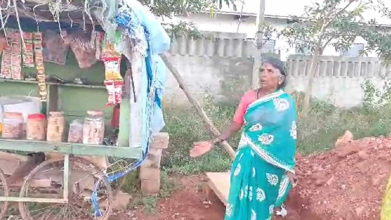 ಬೆಂಗಳೂರು ಗ್ರಾಮಾಂತರ: ಟೀ ಕುಡಿಯುವ ನೆಪದಲ್ಲಿ ಬಂದು ವೃದ್ದೆಯ ಮಾಂಗಲ್ಯ ಸರ ಎಗರಿಸಿದ ಖದೀಮರು ಬೆಂಗಳೂರು ಗ್ರಾಮಾಂತರ: ಟೀ ಕುಡಿಯುವ ನೆಪದಲ್ಲಿ ಬಂದು ವೃದ್ದೆಯ ಮಾಂಗಲ್ಯ ಸರ ಎಗರಿಸಿದ ಖದೀಮರು