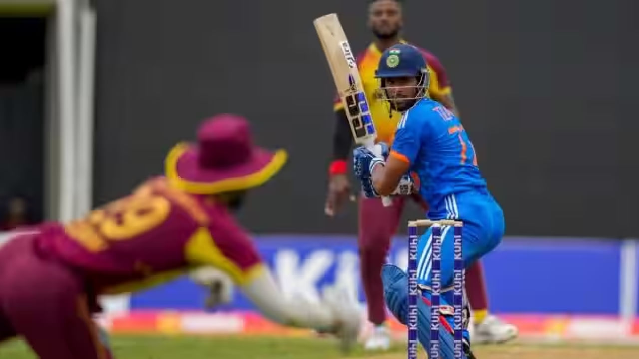 India vs West Indies 2nd T20: ವೆಸ್ಟ್ ಇಂಡೀಸ್ ವಿರುದ್ಧದ 2ನೇ ಟಿ20 ಪಂದ್ಯದಲ್ಲಿ ಚೊಚ್ಚಲ ಅರ್ಧಶತಕ ಸಿಡಿಸಿ ತಿಲಕ್ ವರ್ಮಾ ವಿಶೇಷ ದಾಖಲೆ ಬರೆದಿದ್ದಾರೆ. ಗಯಾನಾದಲ್ಲಿ ನಡೆದ ಈ ಪಂದ್ಯದಲ್ಲಿ 4ನೇ ಕ್ರಮಾಂಕದಲ್ಲಿ ಕಣಕ್ಕಿಳಿದ ಯುವ ಎಡಗೈ ದಾಂಡಿಗ ಆಕರ್ಷಕ ಬ್ಯಾಟಿಂಗ್ ಪ್ರದರ್ಶಿಸಿದರು.