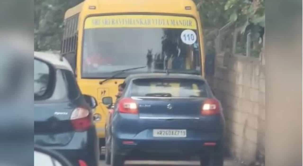 ವರ್ತೂರಿನಲ್ಲಿ ಲೇನ್ ಉಲ್ಲಂಘಿಸಿ ಟ್ರಾಫಿಕ್ ಜಾಮ್ಗೆ ಕಾರಣವಾದ ಕಾರಿನ ವಿಡಿಯೋ ವೈರಲ್; ಪತ್ತೆಹೆಚ್ಚಿ ದಂಡ ವಿಧಿಸಿದ ಪೊಲೀಸರು ವರ್ತೂರಿನಲ್ಲಿ ಲೇನ್ ಉಲ್ಲಂಘಿಸಿ ಟ್ರಾಫಿಕ್ ಜಾಮ್ಗೆ ಕಾರಣವಾದ ಕಾರಿನ ವಿಡಿಯೋ ವೈರಲ್; ಪತ್ತೆಹೆಚ್ಚಿ ದಂಡ ವಿಧಿಸಿದ ಪೊಲೀಸರು