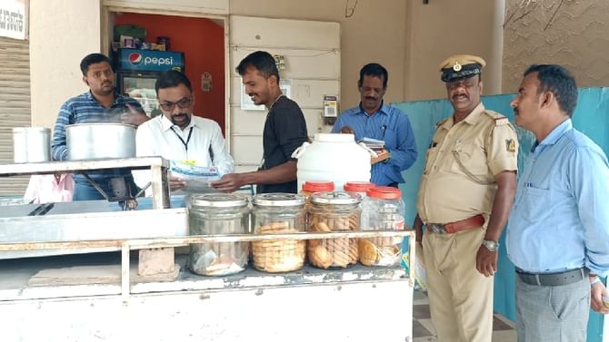 ತುಮಕೂರು: ಸಿಗರೇಟ್ ಮಾರುವ ಟೀ ಅಂಗಡಿಗಳಿಗೆ ಕಿಕ್ ಕೊಟ್ಟ ವೈದ್ಯಾಧಿಕಾರಿಗಳು ತುಮಕೂರು: ಸಿಗರೇಟ್ ಮಾರುವ ಟೀ ಅಂಗಡಿಗಳಿಗೆ ಕಿಕ್ ಕೊಟ್ಟ ವೈದ್ಯಾಧಿಕಾರಿಗಳು
