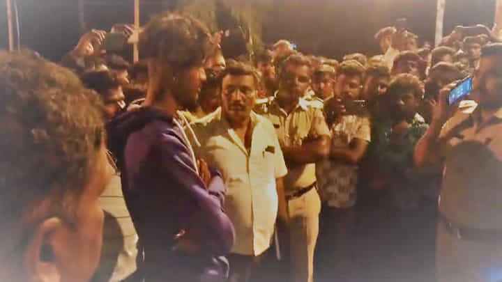 ತುಮಕೂರು: ಹುಡುಗಿ ವಿಚಾರಕ್ಕೆ ಹಲ್ಲೆಗೆ ಸ್ಕೆಚ್! ಸಮಯ ಪ್ರಜ್ಞೆಯಿಂದ ತಪ್ಪಿದ ಅನಾಹುತ, ಪುಂಡರನ್ನು ಪೊಲೀಸರಿಗೆ ಒಪ್ಪಿಸಿದ ಗ್ರಾಮಸ್ಥರು ತುಮಕೂರು: ಹುಡುಗಿ ವಿಚಾರಕ್ಕೆ ಹಲ್ಲೆಗೆ ಸ್ಕೆಚ್! ಸಮಯ ಪ್ರಜ್ಞೆಯಿಂದ ತಪ್ಪಿದ ಅನಾಹುತ, ಪುಂಡರನ್ನು ಪೊಲೀಸರಿಗೆ ಒಪ್ಪಿಸಿದ ಗ್ರಾಮಸ್ಥರು