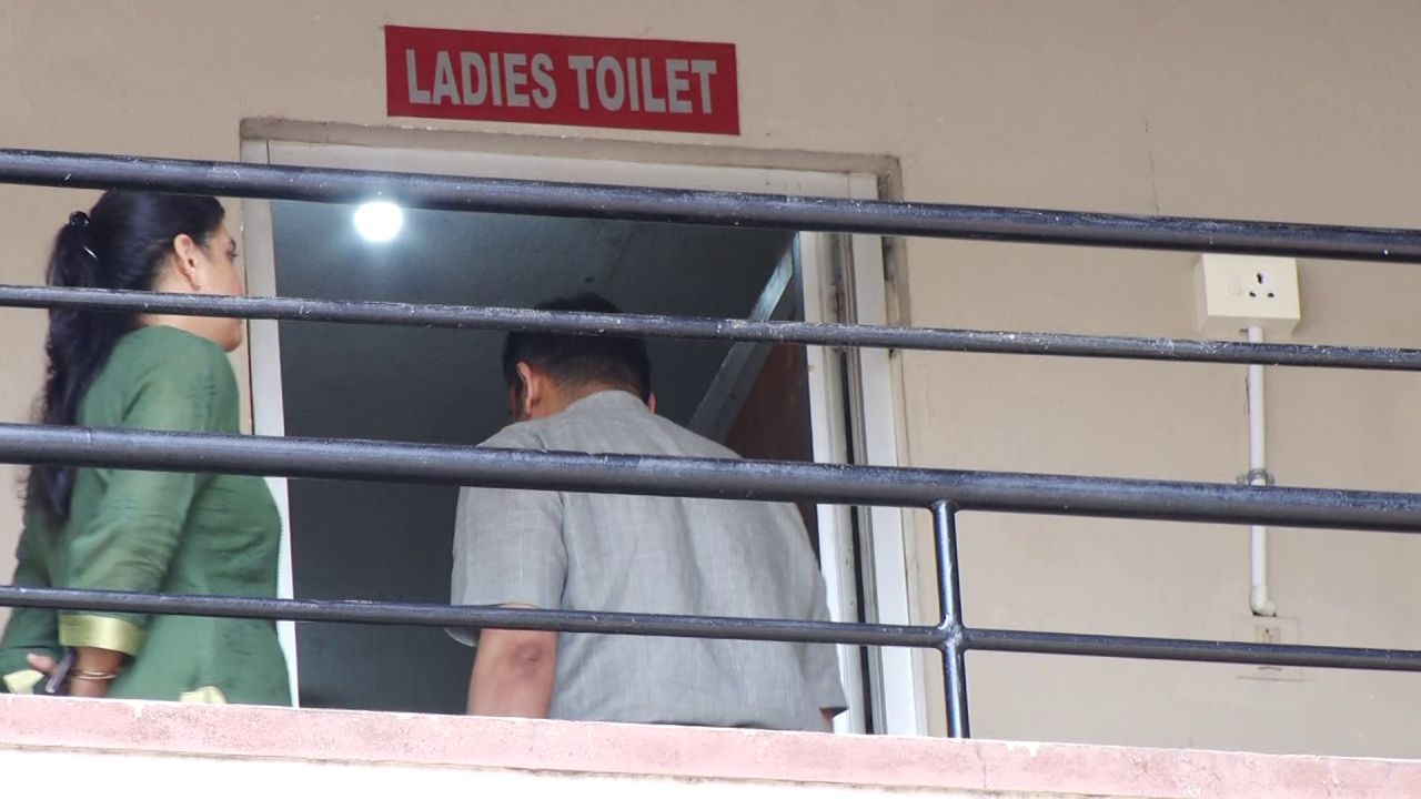 ಉಡುಪಿ ಕಾಲೇಜಿನ ಶೌಚಾಲಯದಲ್ಲಿ ವಿಡಿಯೋ ಕೇಸ್: ವಿದ್ಯಾರ್ಥಿನಿಯರ ಫೋನ್ ಗುಜರಾತ್ಗೆ ರವಾನಿಸುವ ಸಾಧ್ಯತೆ ಉಡುಪಿ ಕಾಲೇಜಿನ ಶೌಚಾಲಯದಲ್ಲಿ ವಿಡಿಯೋ ಕೇಸ್: ವಿದ್ಯಾರ್ಥಿನಿಯರ ಫೋನ್ ಗುಜರಾತ್ಗೆ ರವಾನಿಸುವ ಸಾಧ್ಯತೆ