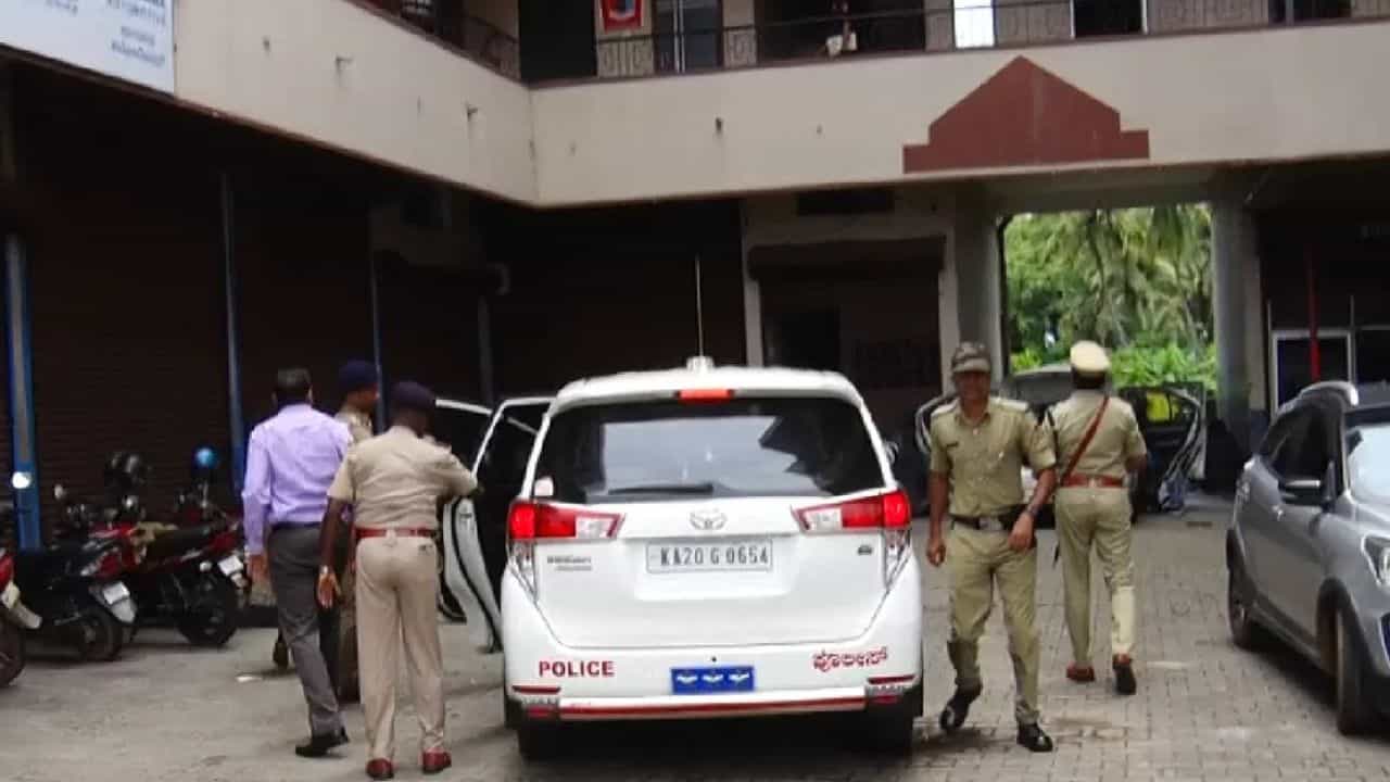 ಉಡುಪಿ ಕಾಲೇಜಿನ ಶೌಚಾಲಯದಲ್ಲಿ ವಿಡಿಯೋ ಕೇಸ್: ಮೊದಲ ಹಂತದ ತನಿಖೆ ಅಂತ್ಯ, ಆ ಒಂದು ವರದಿಗೆ ಕಾಯುತ್ತಿರುವ ಸಿಐಡಿ ಉಡುಪಿ ಕಾಲೇಜಿನ ಶೌಚಾಲಯದಲ್ಲಿ ವಿಡಿಯೋ ಕೇಸ್: ಮೊದಲ ಹಂತದ ತನಿಖೆ ಅಂತ್ಯ, ಆ ಒಂದು ವರದಿಗೆ ಕಾಯುತ್ತಿರುವ ಸಿಐಡಿ