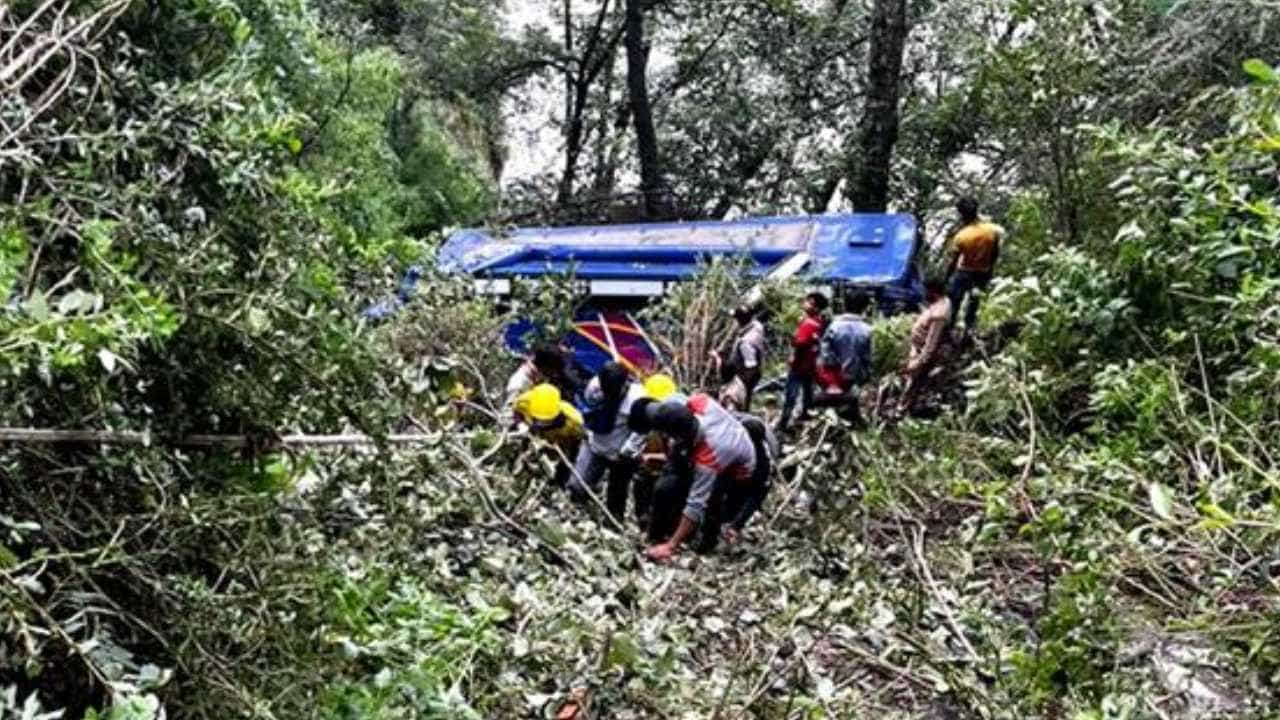 ಉತ್ತರಾಖಂಡ್: ಕಣಿವೆಗೆ ಬಿದ್ದ ಖಾಸಗಿ ಬಸ್: 7 ಪ್ರಯಾಣಿಕರು ಸಾವು ಉತ್ತರಾಖಂಡ್: ಕಣಿವೆಗೆ ಬಿದ್ದ ಖಾಸಗಿ ಬಸ್: 7 ಪ್ರಯಾಣಿಕರು ಸಾವು