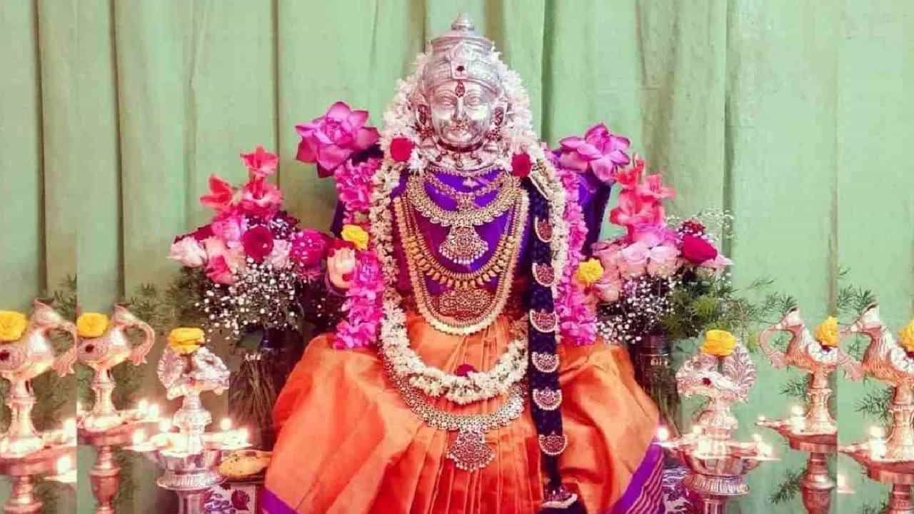 ವರಮಹಾಲಕ್ಷ್ಮಿ ಹಬ್ಬ 2023; ಯಾವ ರಾಶಿಯವರು ಈ ಹಬ್ಬದಂದು ಸಮೃದ್ಧಿಯನ್ನು ಹೊಂದುತ್ತಾರೆ ನೋಡಿ ವರಮಹಾಲಕ್ಷ್ಮಿ ಹಬ್ಬ 2023; ಯಾವ ರಾಶಿಯವರು ಈ ಹಬ್ಬದಂದು ಸಮೃದ್ಧಿಯನ್ನು ಹೊಂದುತ್ತಾರೆ ನೋಡಿ